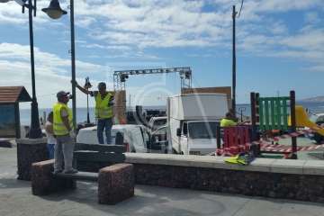 El feriante Jacinto Álamo, encadenado a una farola de Melenara (Foto TA)